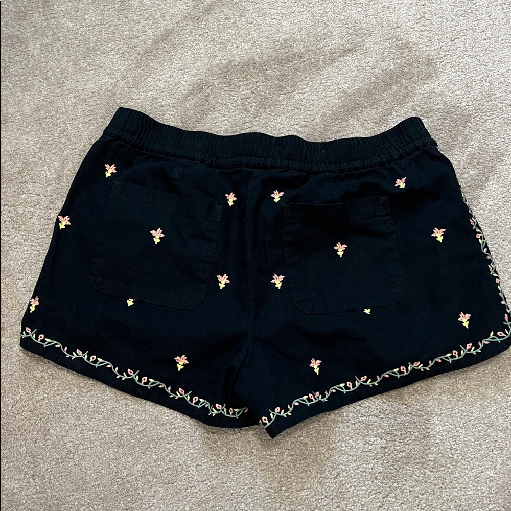 LOFT Outlet LINEN & COTTON Black Embroidered Floral Shorts Size Medium POCKETS - Picture 2 of 7